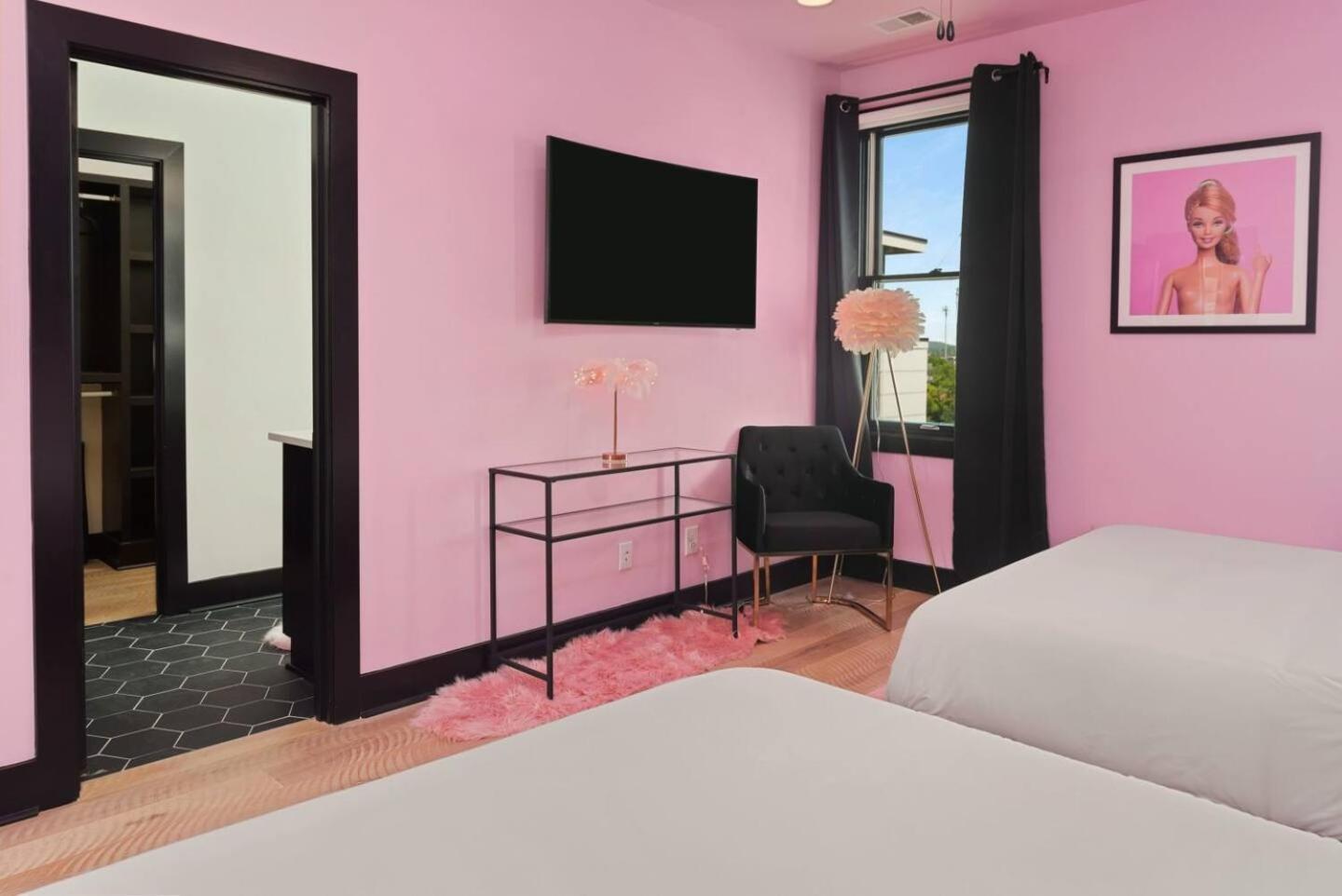 Holiday home 5 Star Pop House! Walk To Gulch Rooftop Hot Tub *