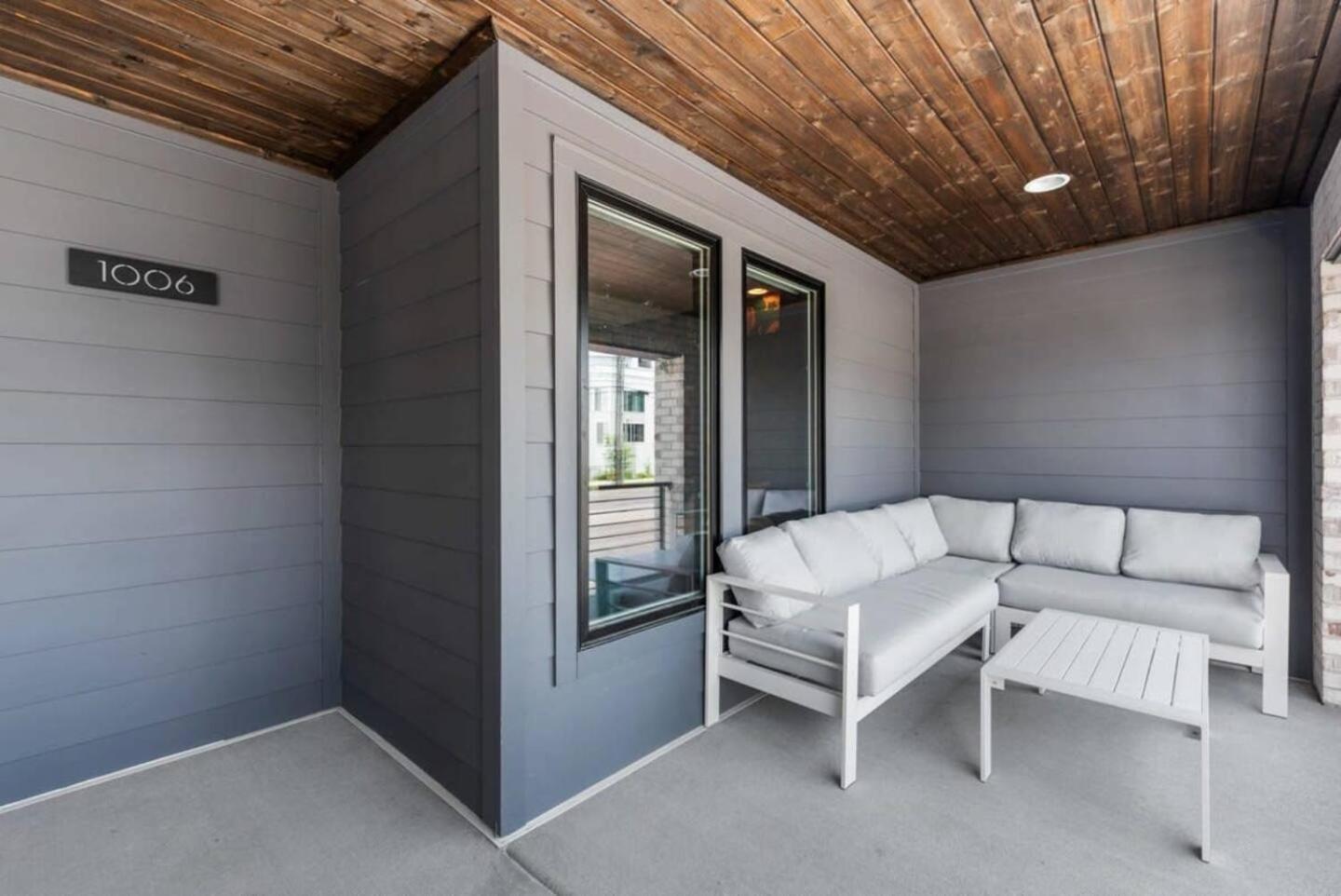 5 Star Pop House! Walk To Gulch Rooftop Hot Tub Holiday home