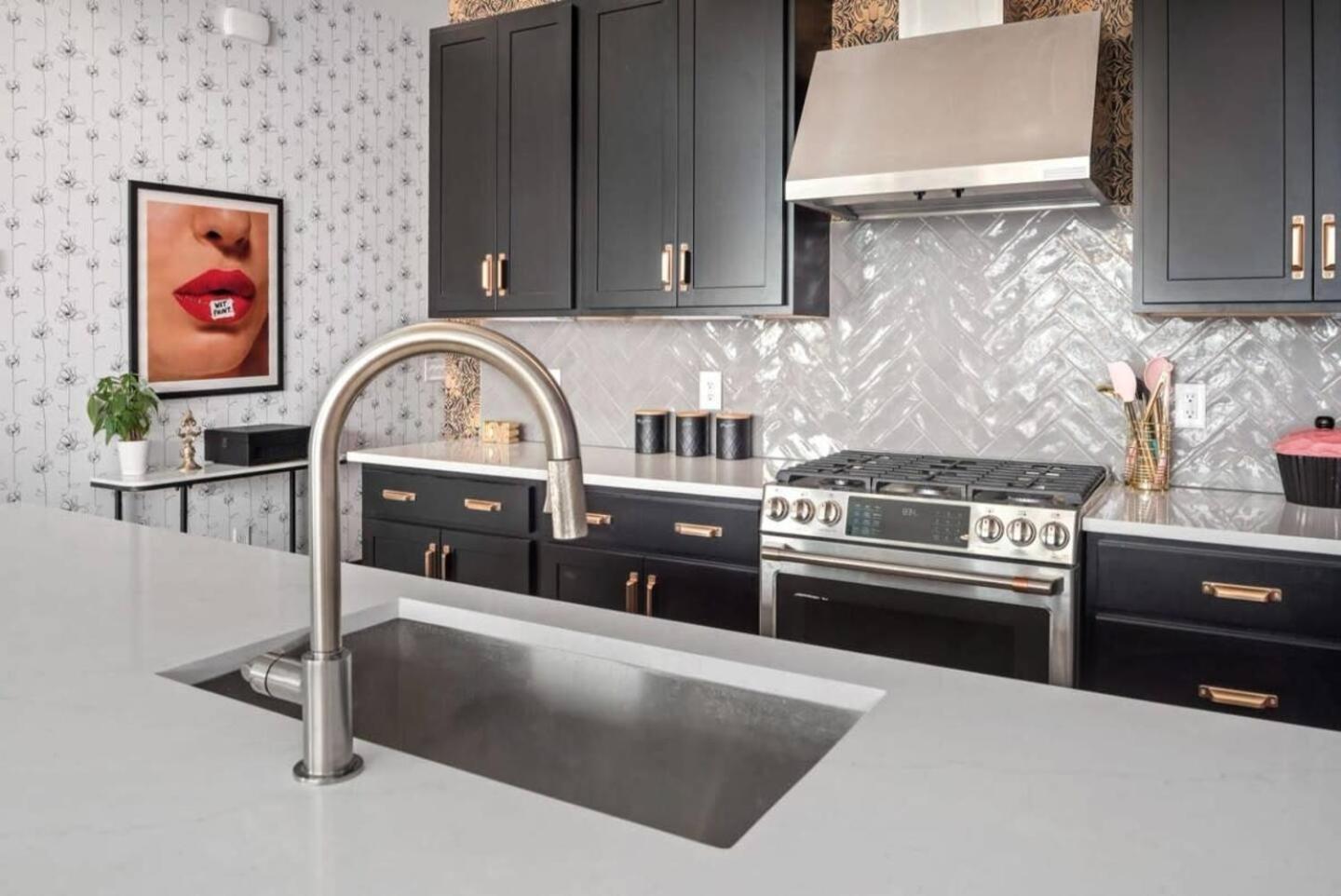 Holiday home 5 Star Pop House! Walk To Gulch Rooftop Hot Tub *