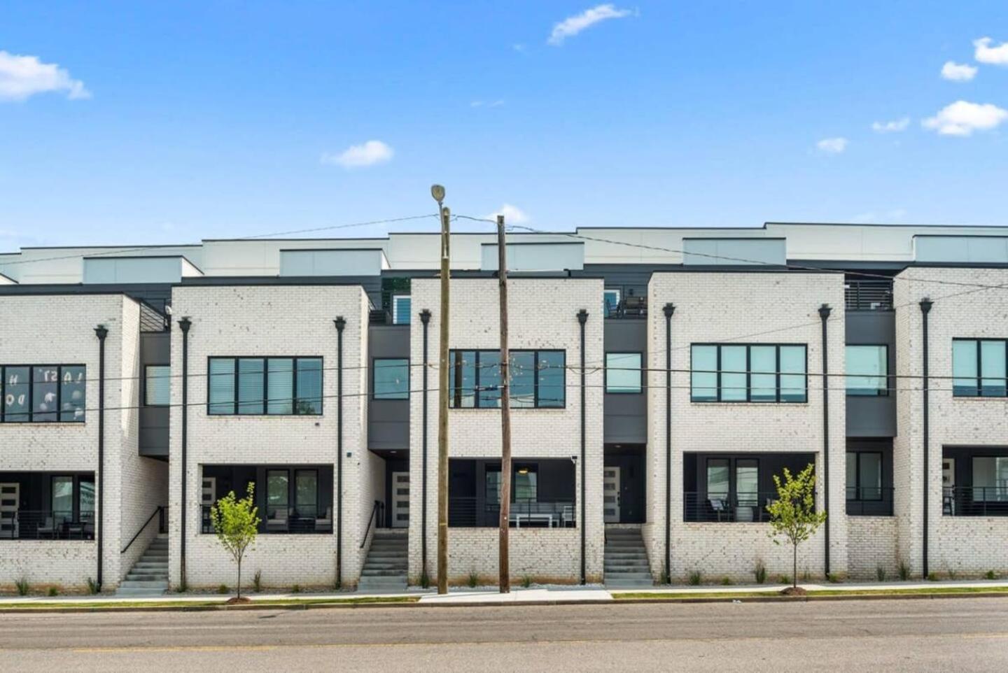 5 Star Pop House! Walk To Gulch Rooftop Hot Tub Holiday home Nashville