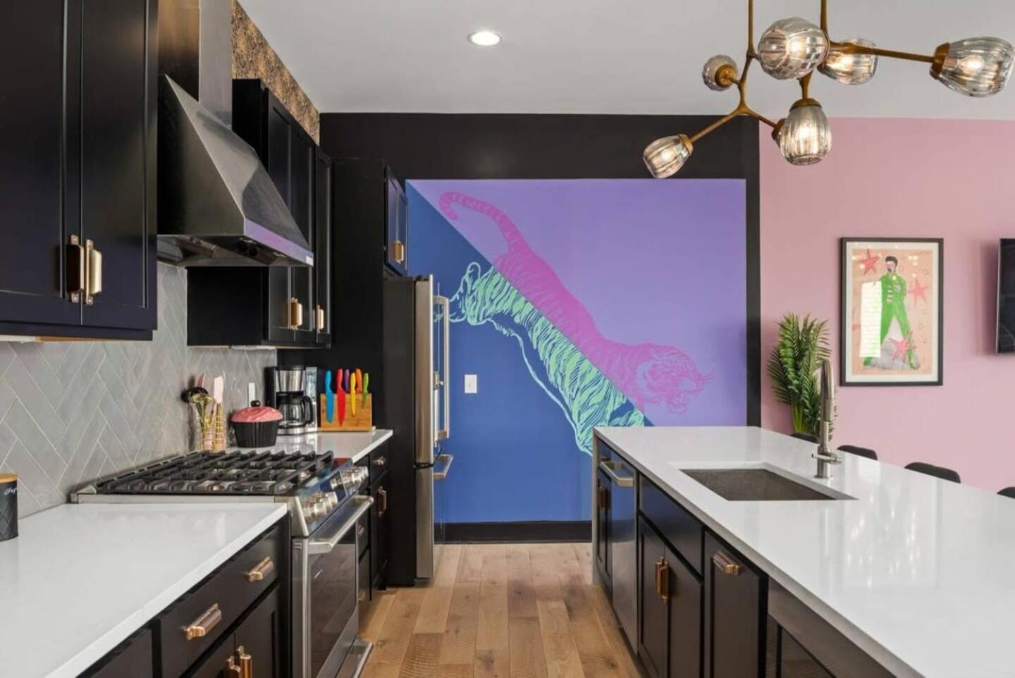 5 Star Pop House! Walk To Gulch Rooftop Hot Tub Holiday home