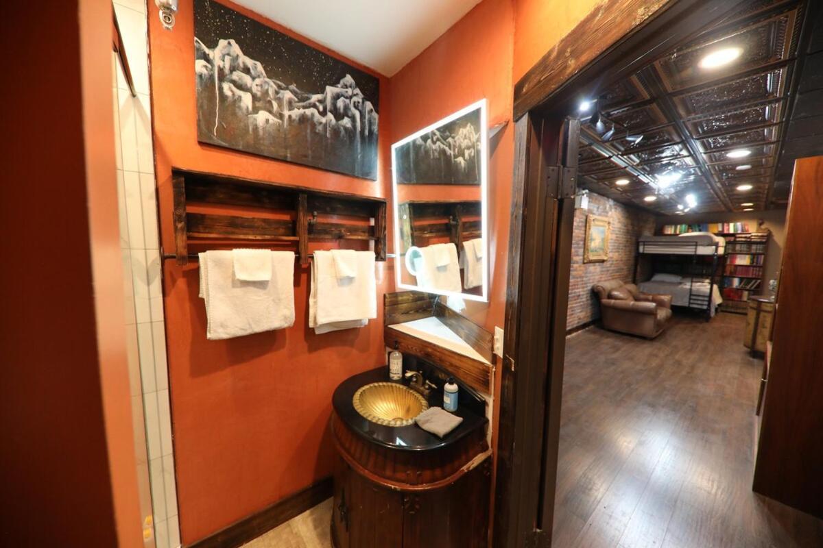 Broadway 4br 2bth 2500sf Art Gallery And Steam Nashville