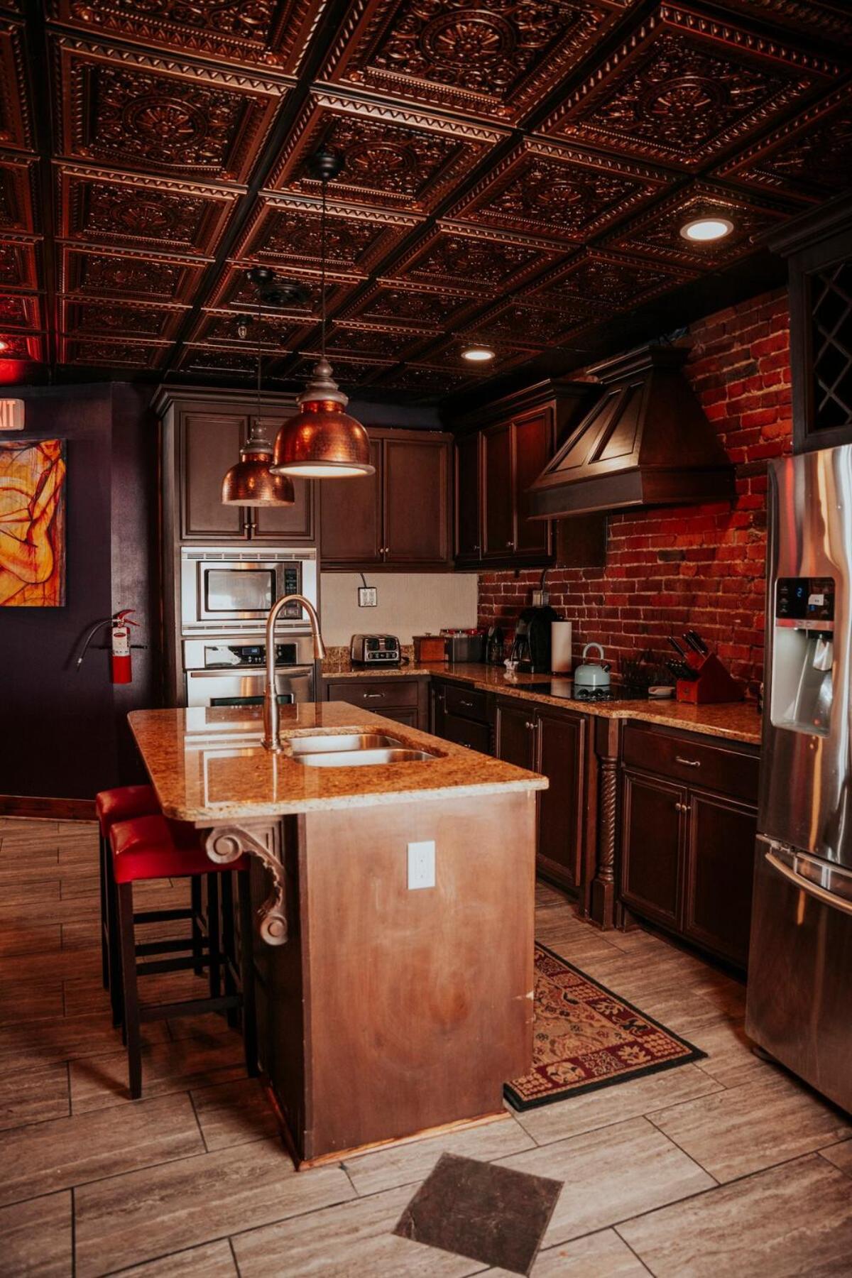 Broadway 4br 2bth 2500sf Art Gallery And Steam