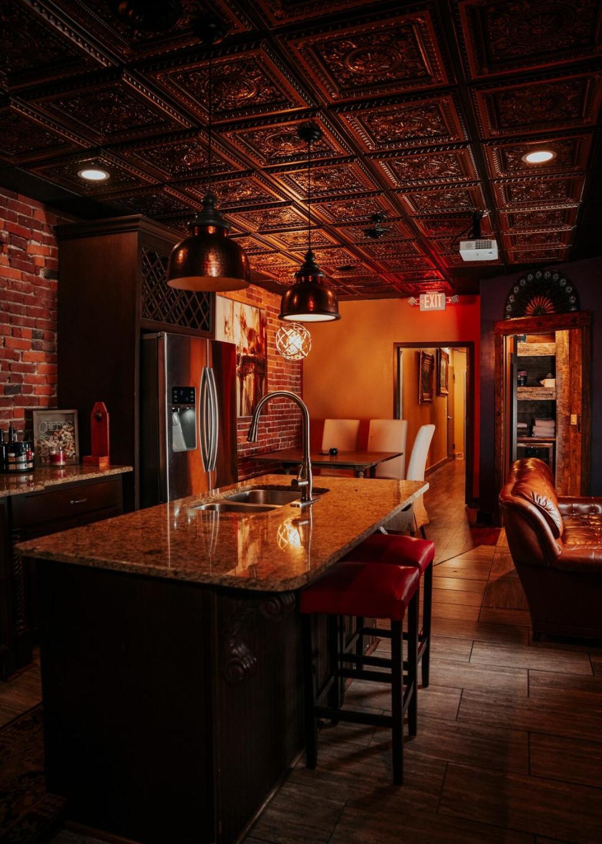 Broadway 4br 2bth 2500sf Art Gallery And Steam Holiday home *