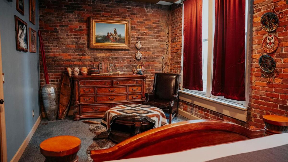 Broadway 4br 2bth 2500sf Art Gallery And Steam Nashville
