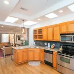 Spacious Penthouse On The Broadway Strip