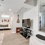 Fire Pit-Great Neighborhood-15 Min To Broadway