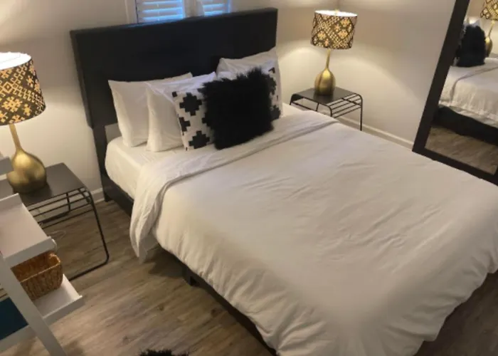Special! 2 Queen Bedroom Condo Minutes To Broadway!