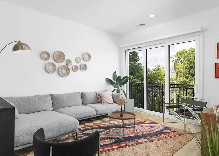Luxury 2 Bedroom Condo Walk To Coffee And Restaurants