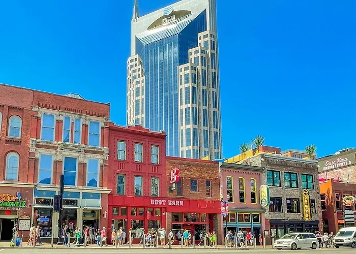 2 Chic Lofts Right On Broadway Strip Sleeps 10