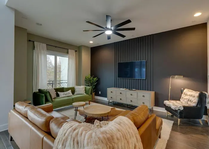 Luxury Townhome! Rooftop-Game Room! Near Broadway!
