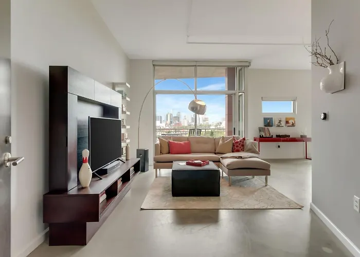 5M302 City Skyline Views From This Light Filled