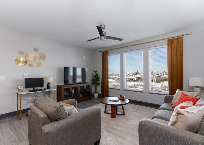 Skyline Views Near Downtown Free Parking- Apt 909 Nashville
