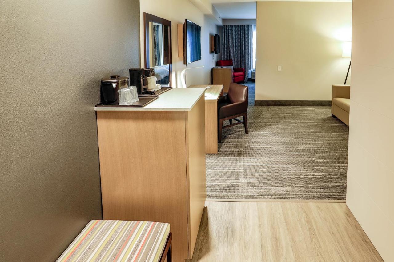 Country & By Radisson Airport Tn