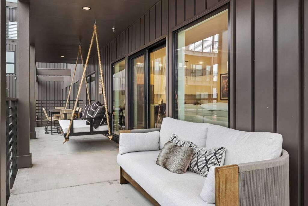 Skyline View, Pool, Gym, Balcony's, Walk To Bway! Apartment Nashville