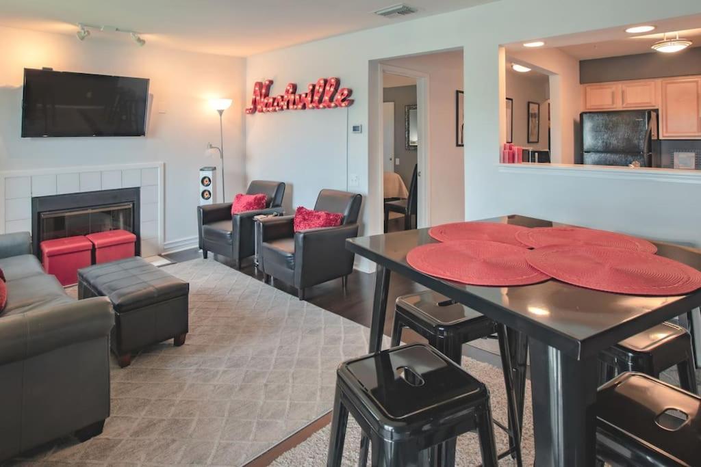 New Listing! Gorgeous Downtown Walk To On The River #3 * Nashville