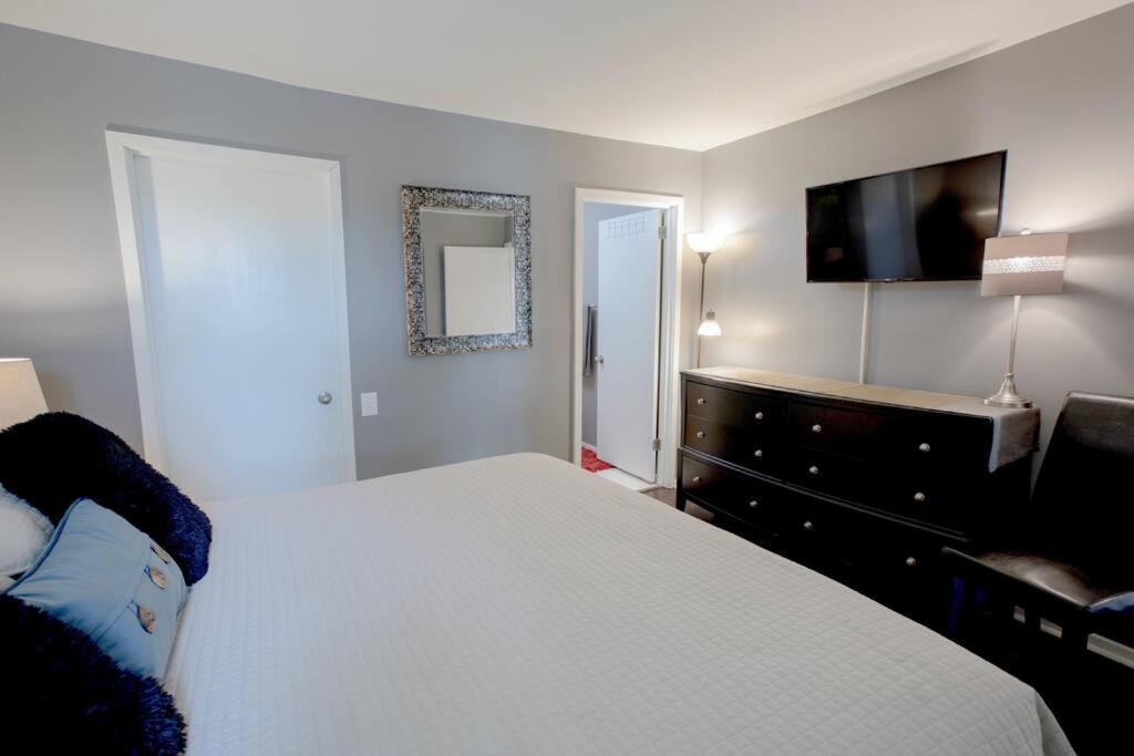 New Listing! Gorgeous Downtown Walk To On The River #3 Aparthotel