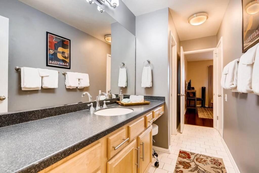New Listing! Gorgeous Downtown Walk To On The River #3 * Nashville