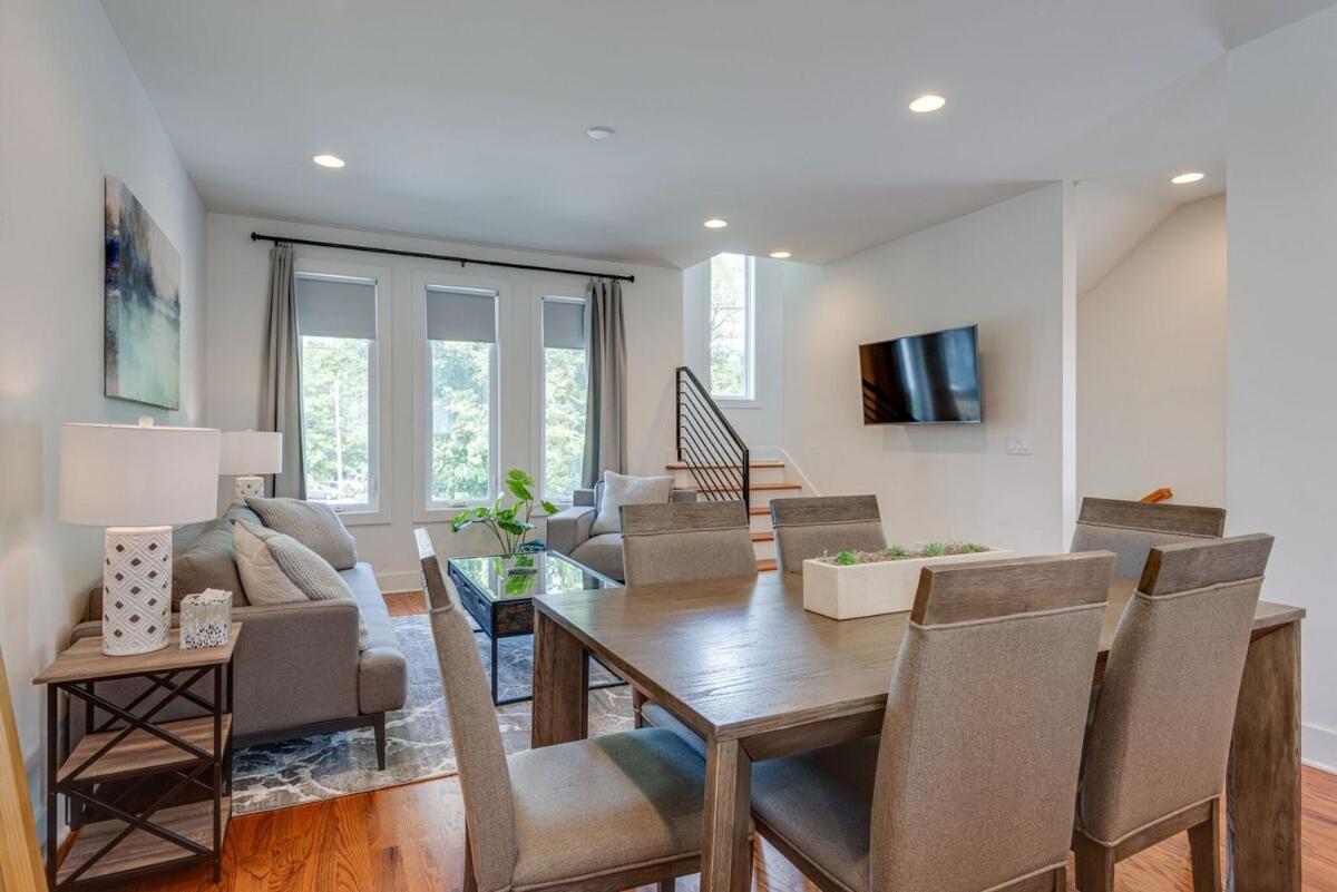 Holiday home 10 Percent Off New Downtown Sleeps 8