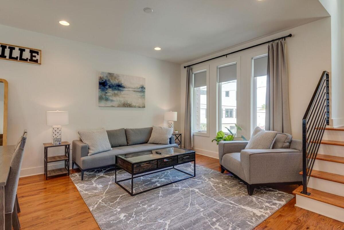 10 Percent Off New Downtown Sleeps 8 Holiday home *