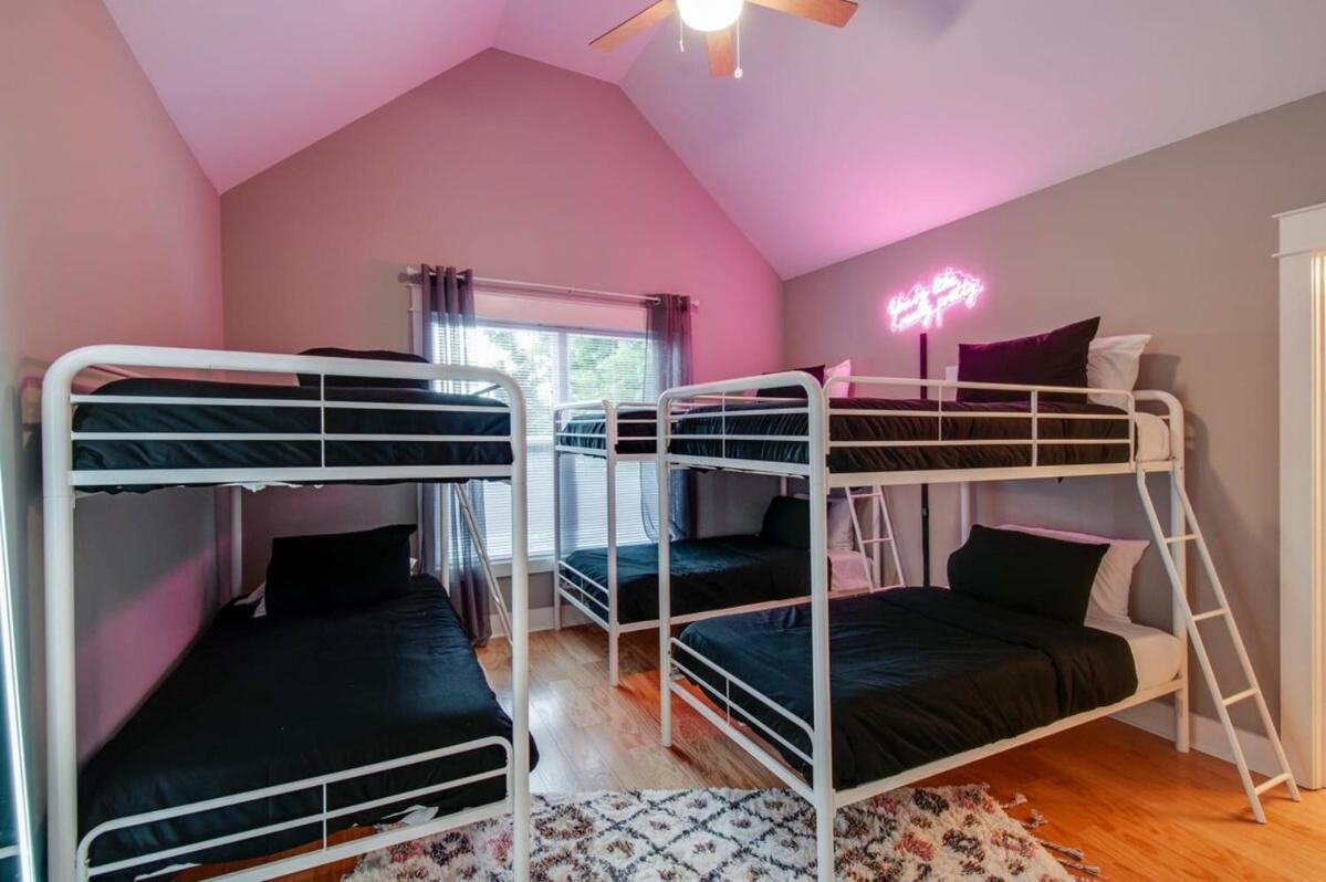 Holiday home Fast 12 Beds Large Yard Free Parking