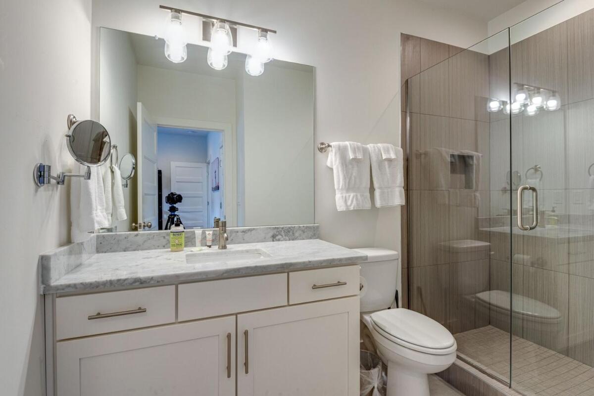 10 Percent Off New Downtown Sleeps 8 Holiday home *