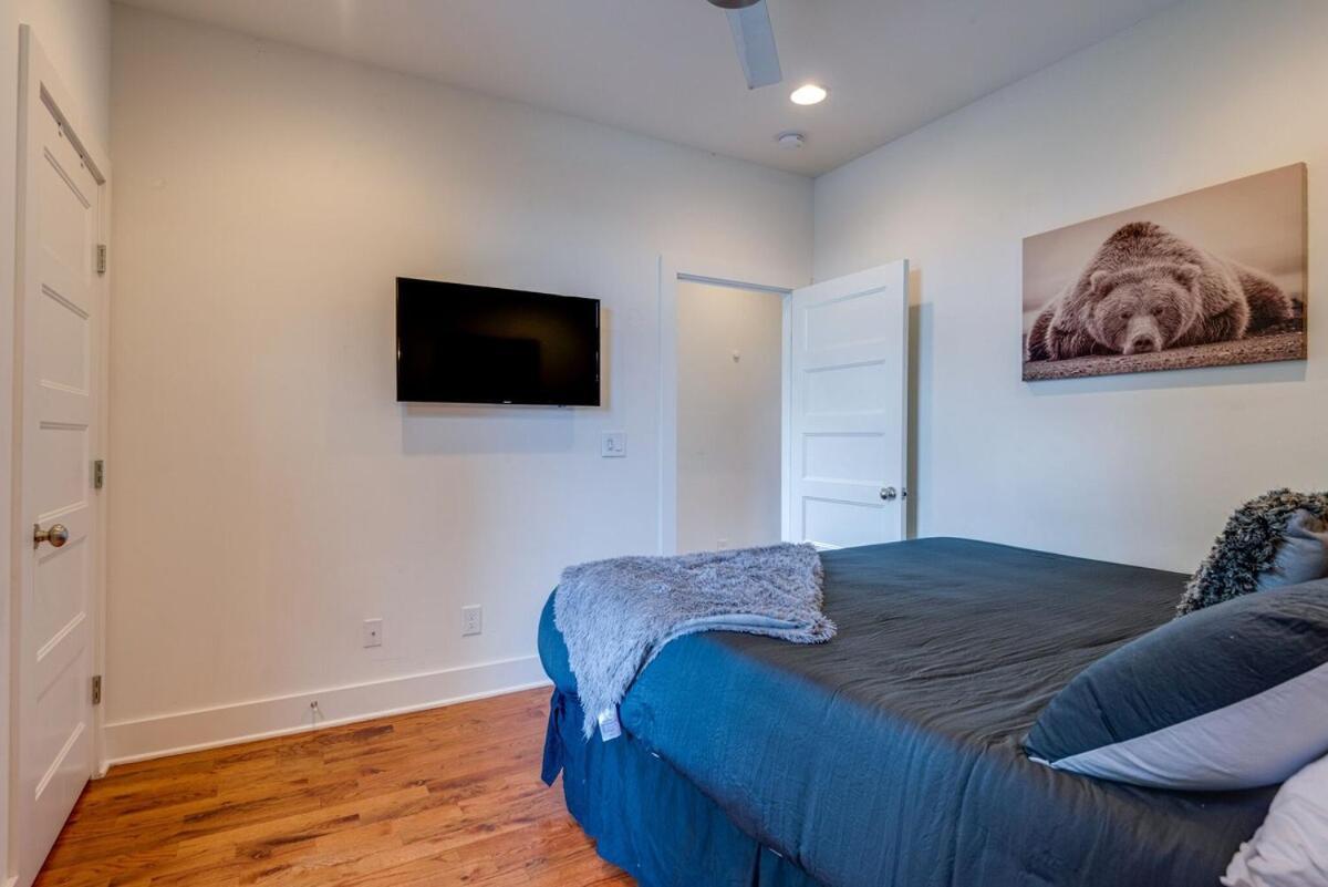 Holiday home 10 Percent Off New Downtown Sleeps 8