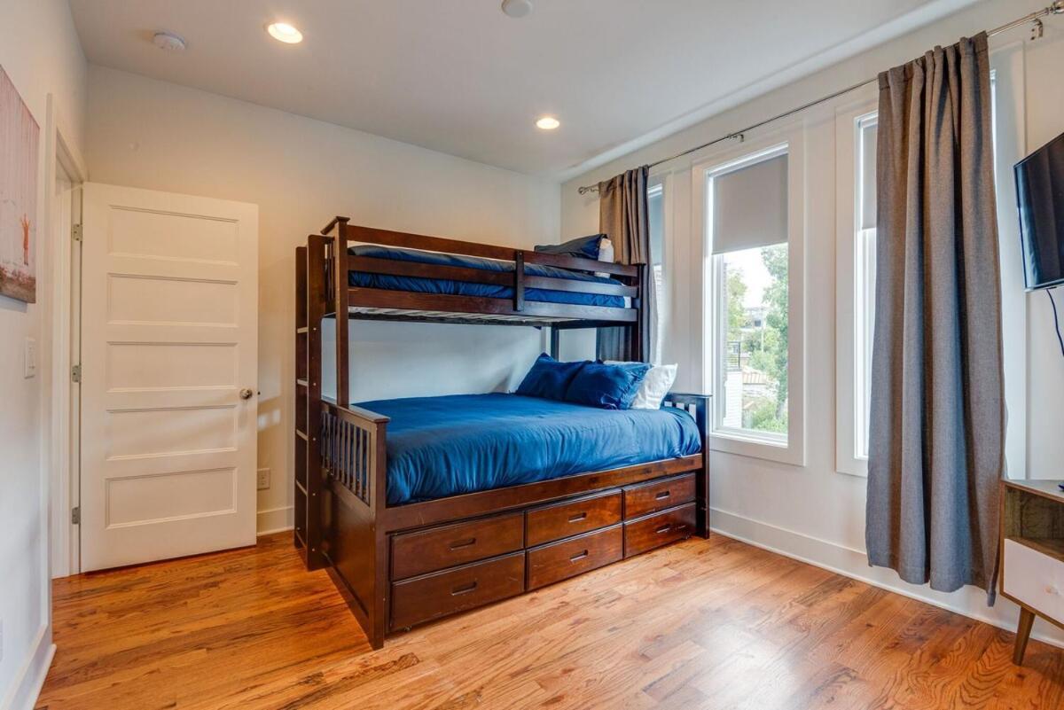 Holiday home 10 Percent Off New Downtown Sleeps 8 *