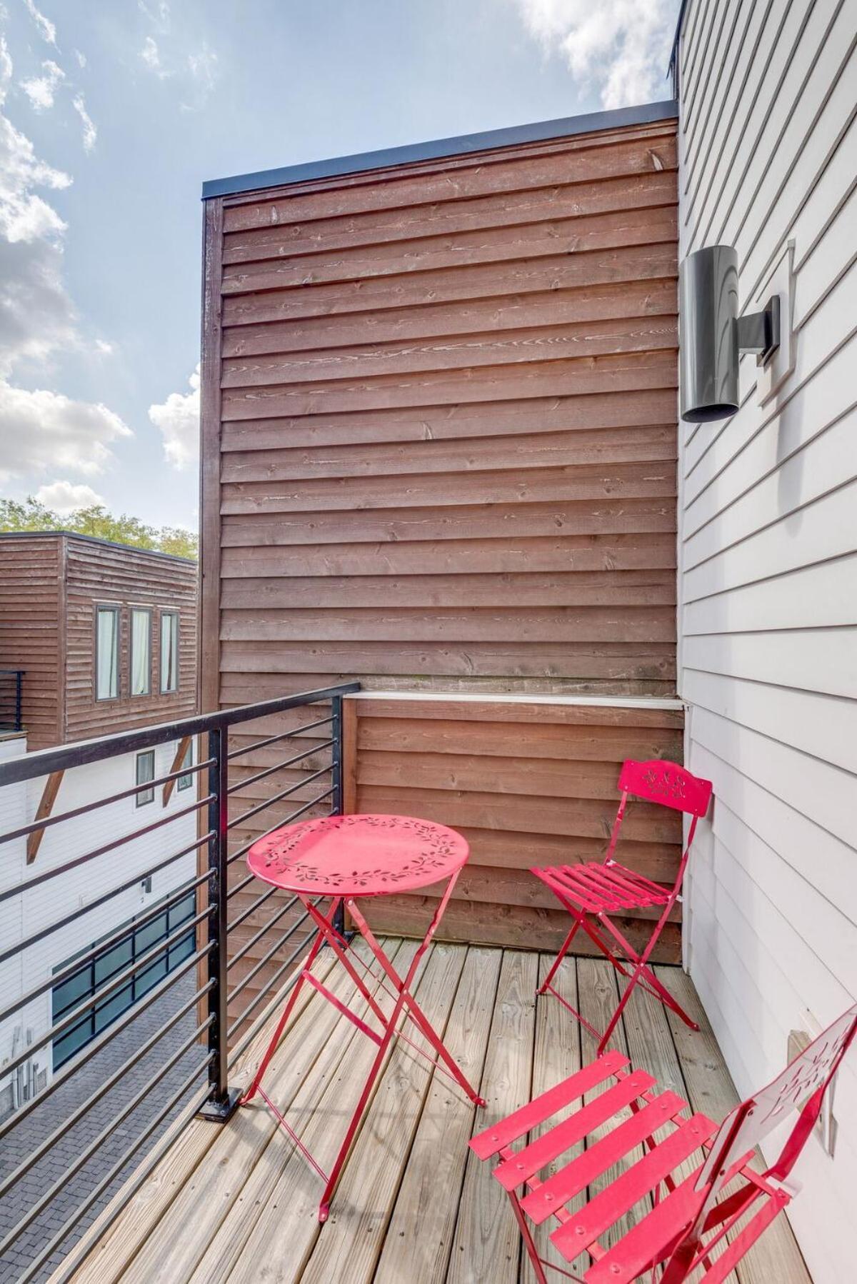 10 Percent Off New Downtown Sleeps 8 *