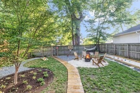 Holiday home The Maple House - Huge Backyard W Cozy Lounge