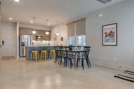 Comfy East For 10 *