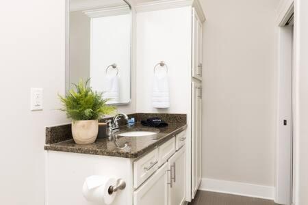 The Edgehill House - Close To Belmont & Vanderbilt Holiday home *