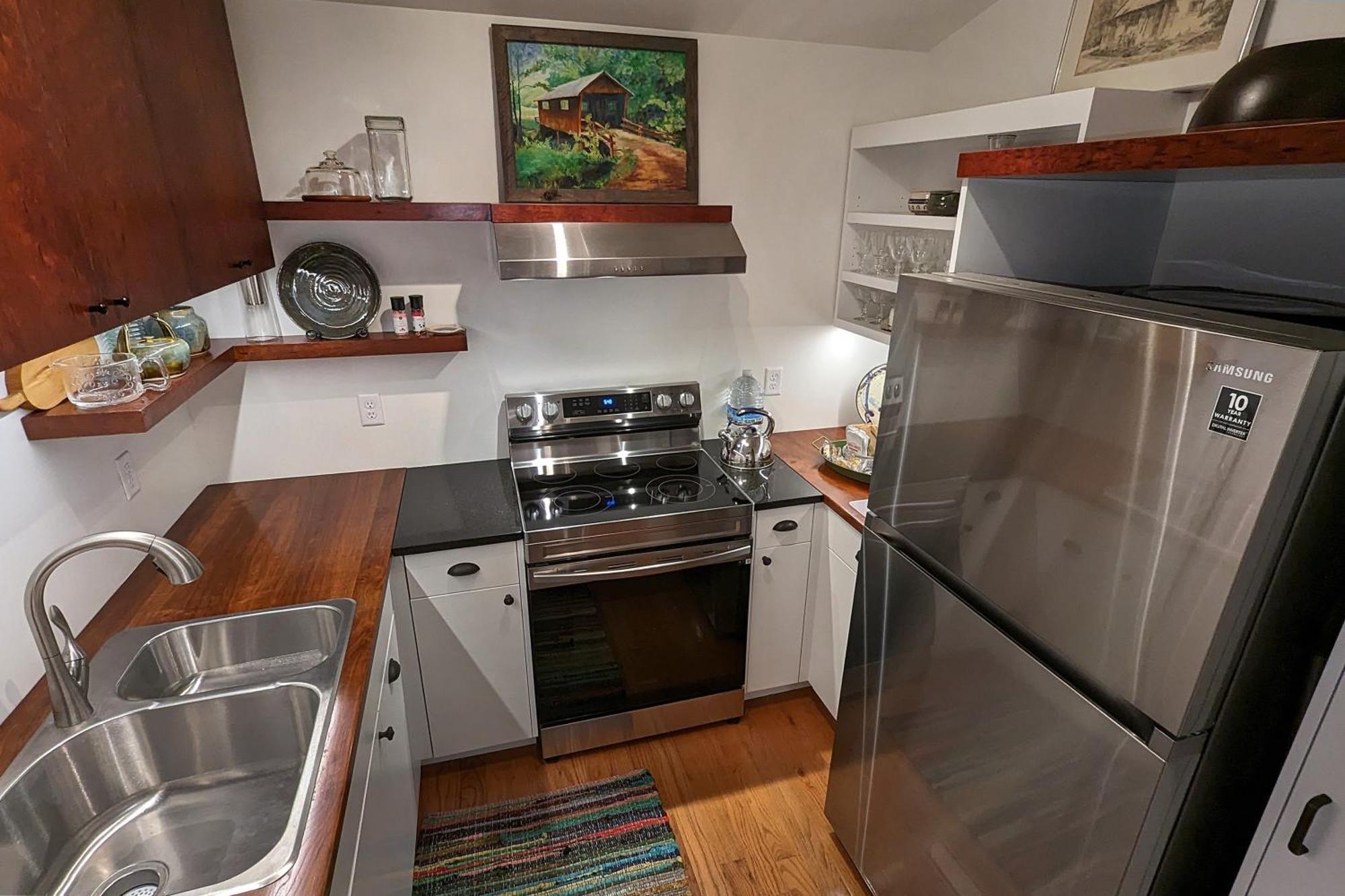 Westwood Shed In By Geodis Vanderbilt Belmont, 1 Accessible Apartment