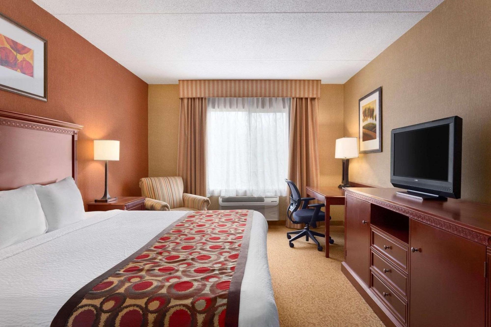 Country & By Radisson Airport Tn Hotel