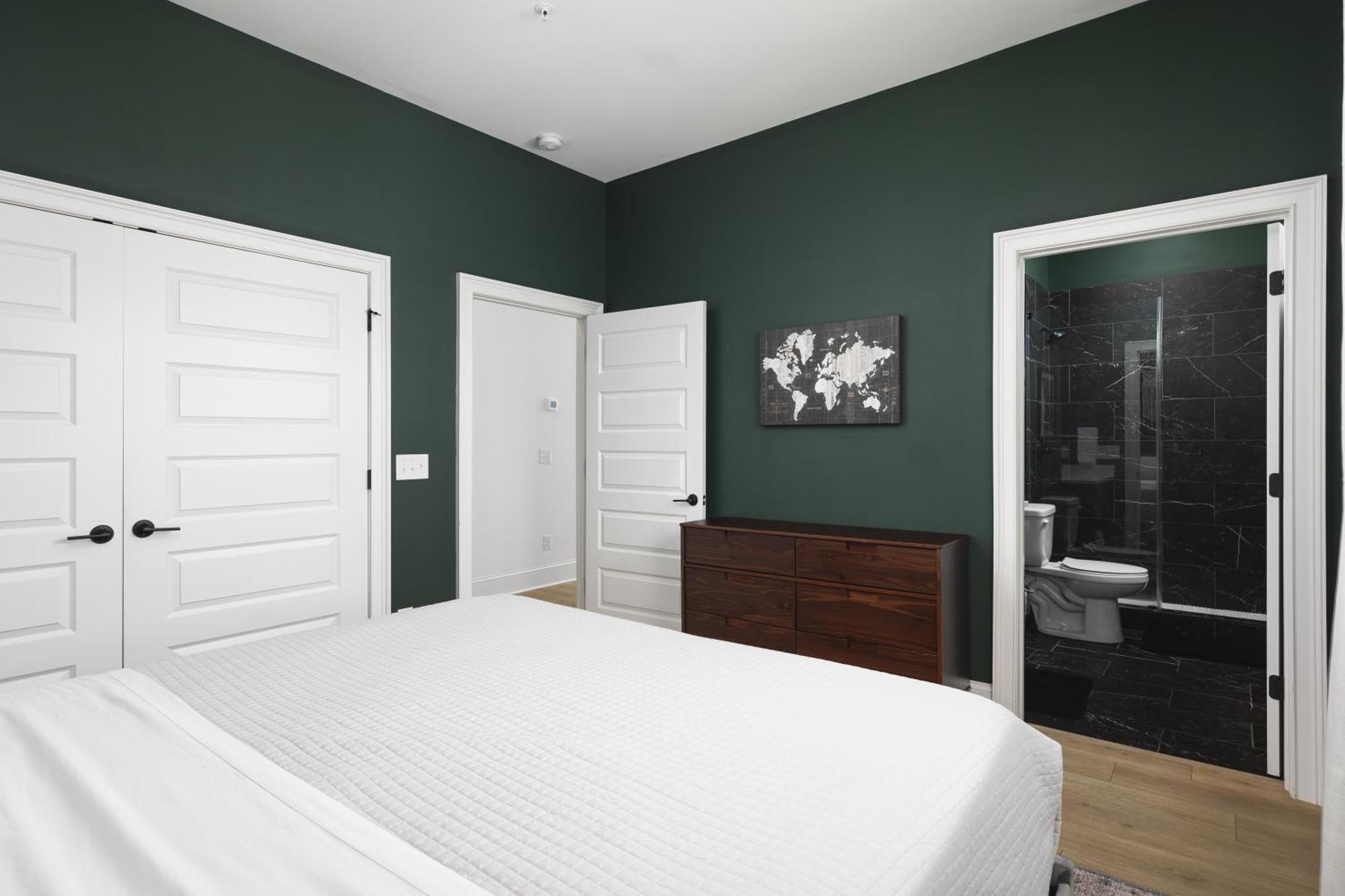 Luxury 2 Bedroom Walk To Coffee And Restaurants *