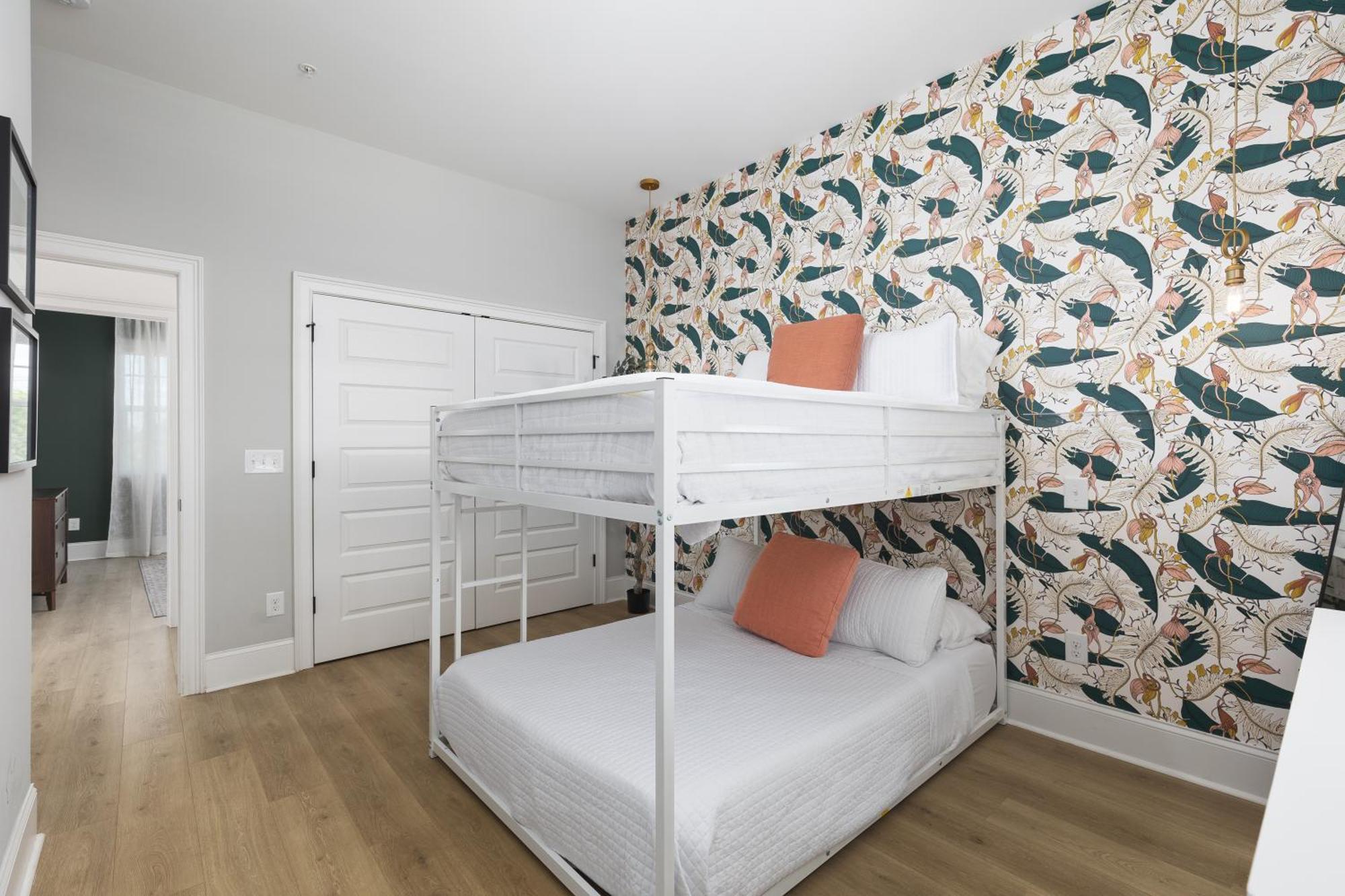 Luxury 2 Bedroom Walk To Coffee And Restaurants Apartment *