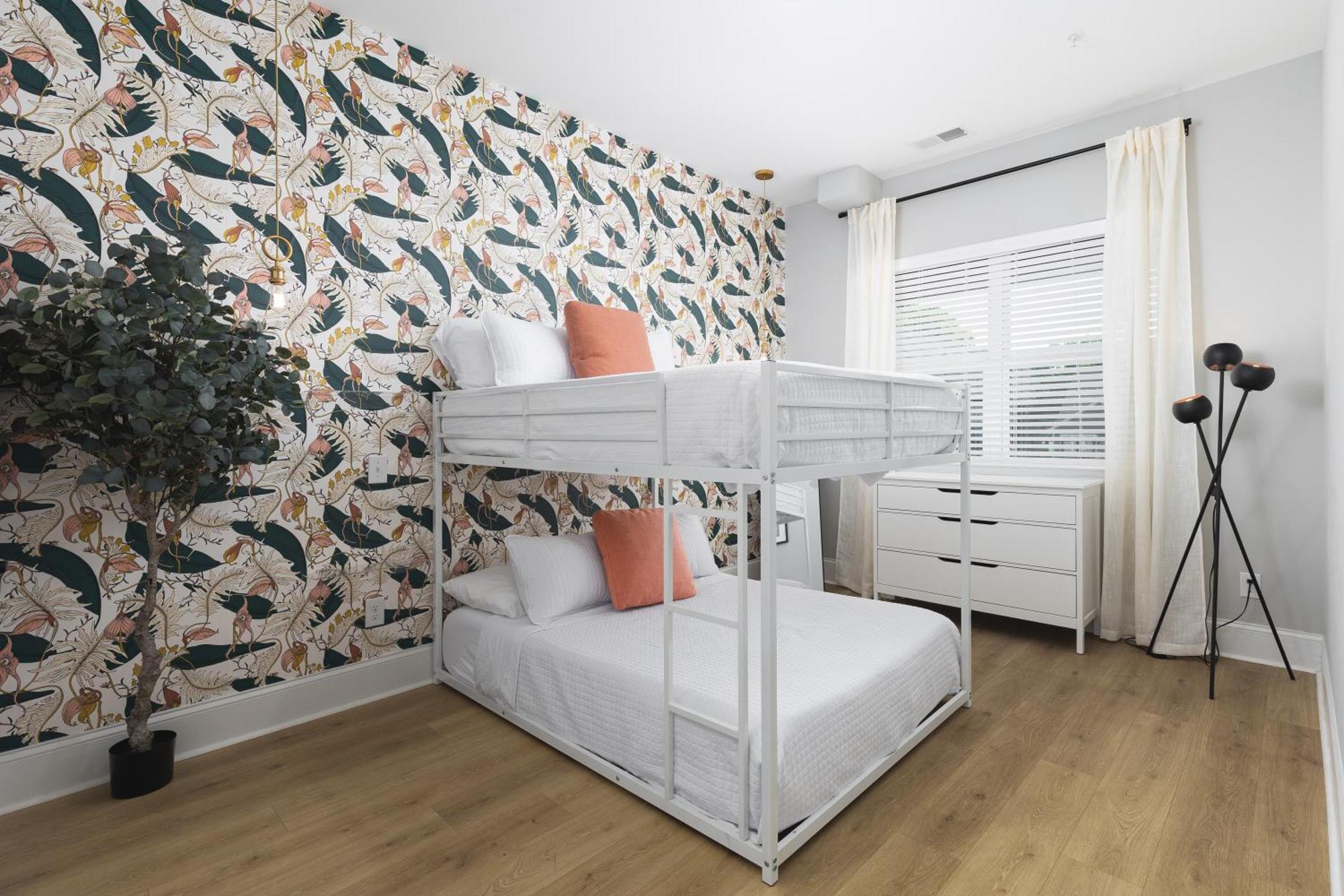 Luxury 2 Bedroom Walk To Coffee And Restaurants Apartment