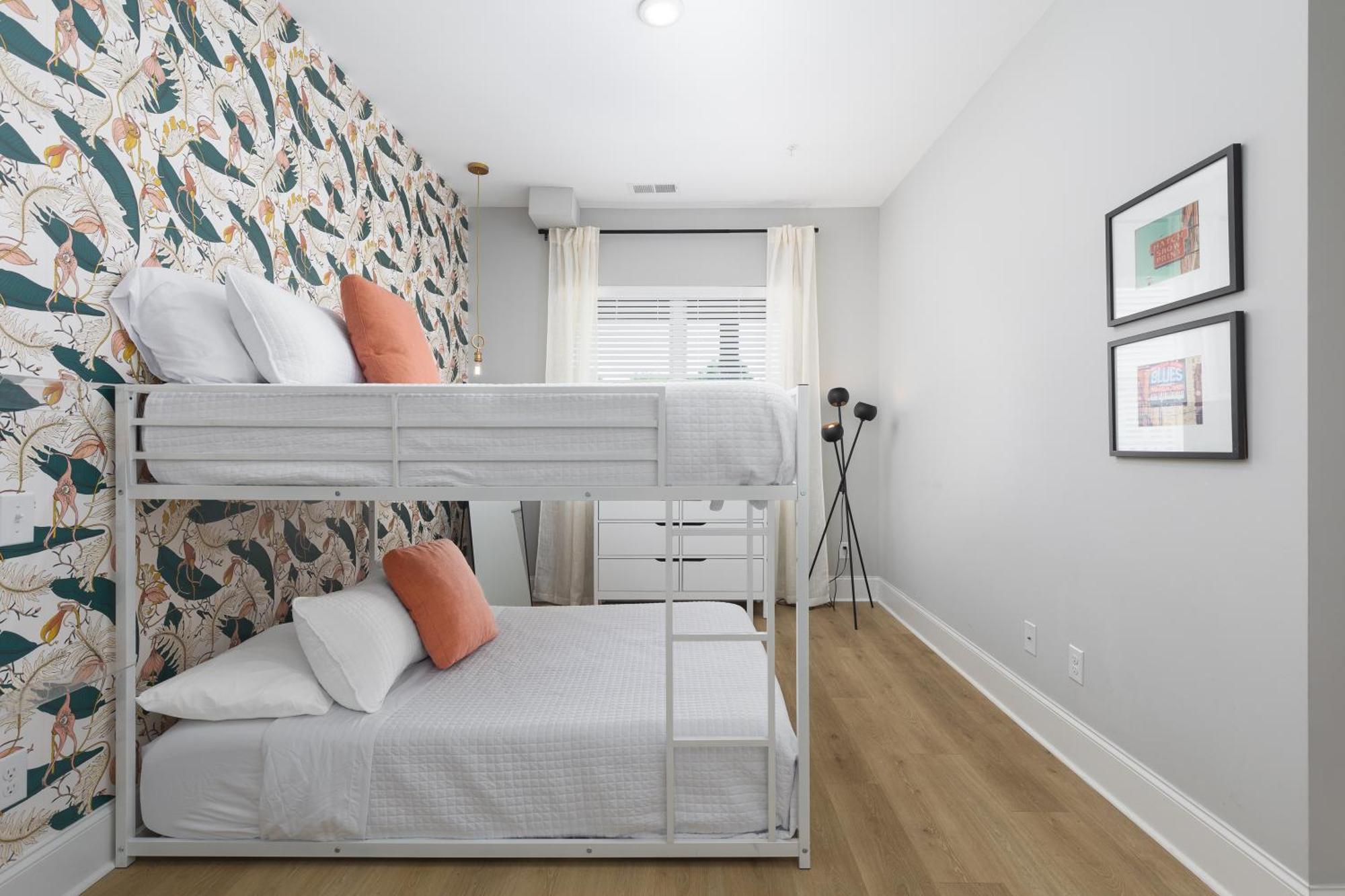 Luxury 2 Bedroom Walk To Coffee And Restaurants *