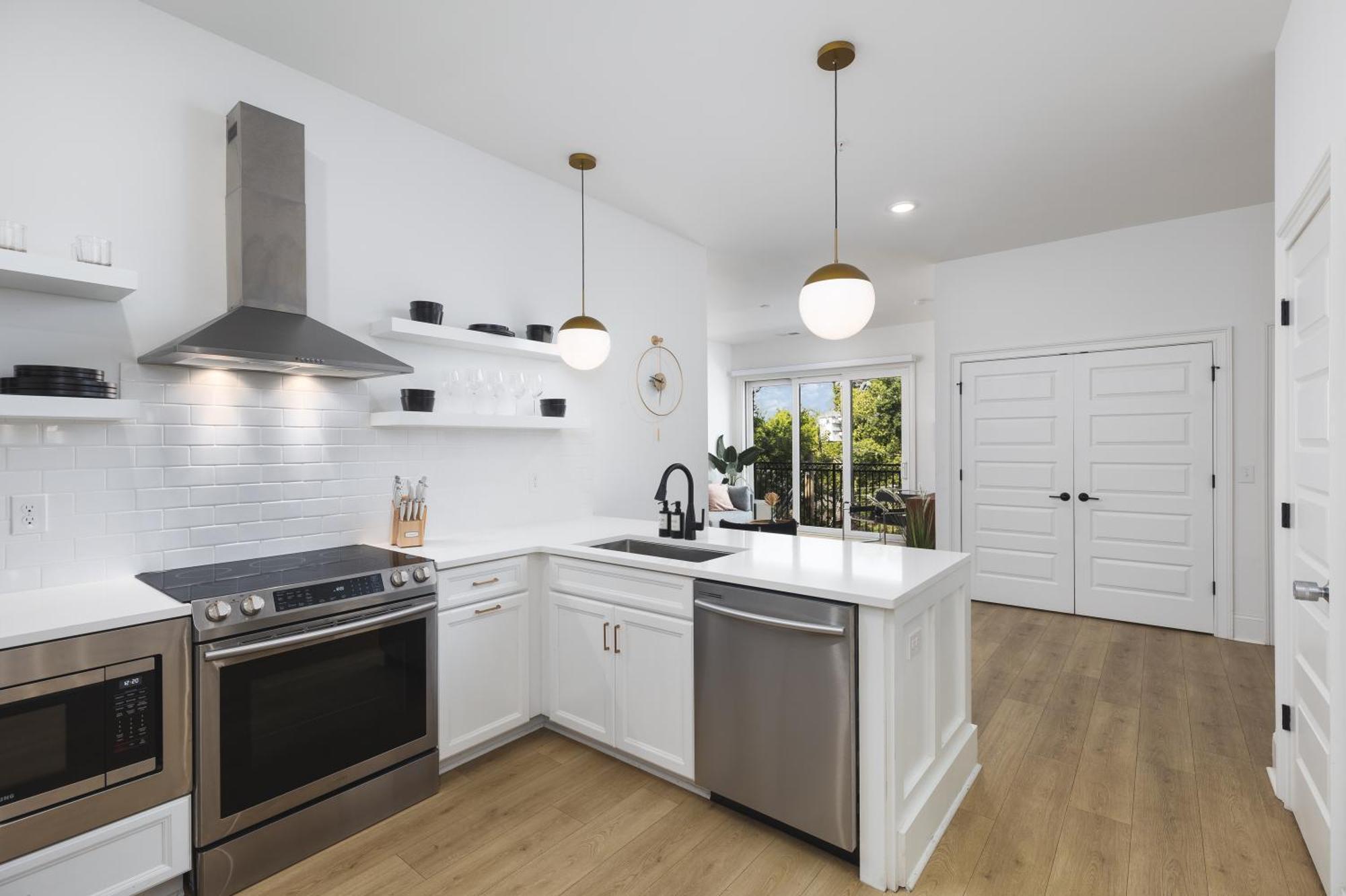 Luxury 2 Bedroom Walk To Coffee And Restaurants