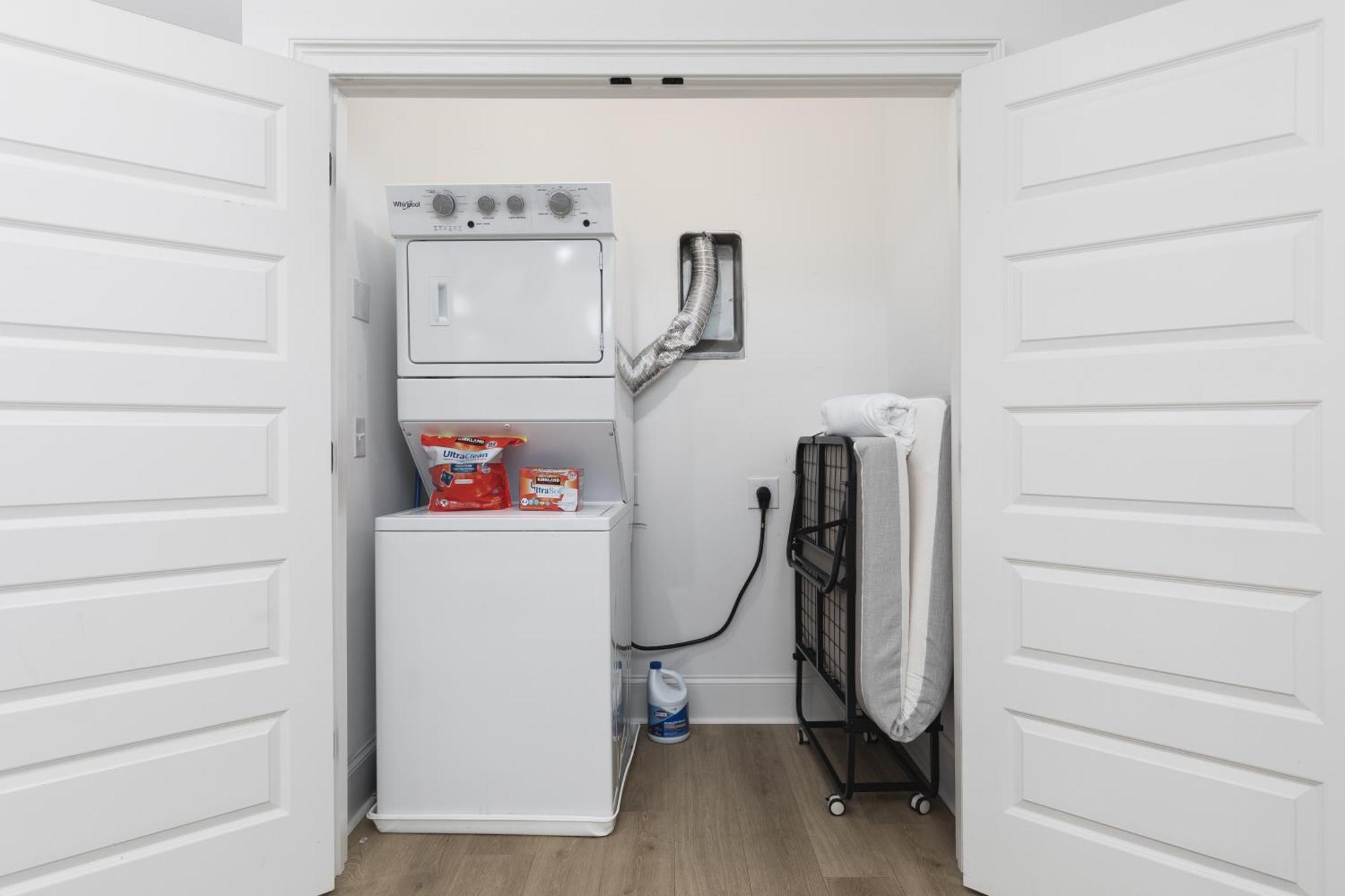 Luxury 2 Bedroom Walk To Coffee And Restaurants Apartment *