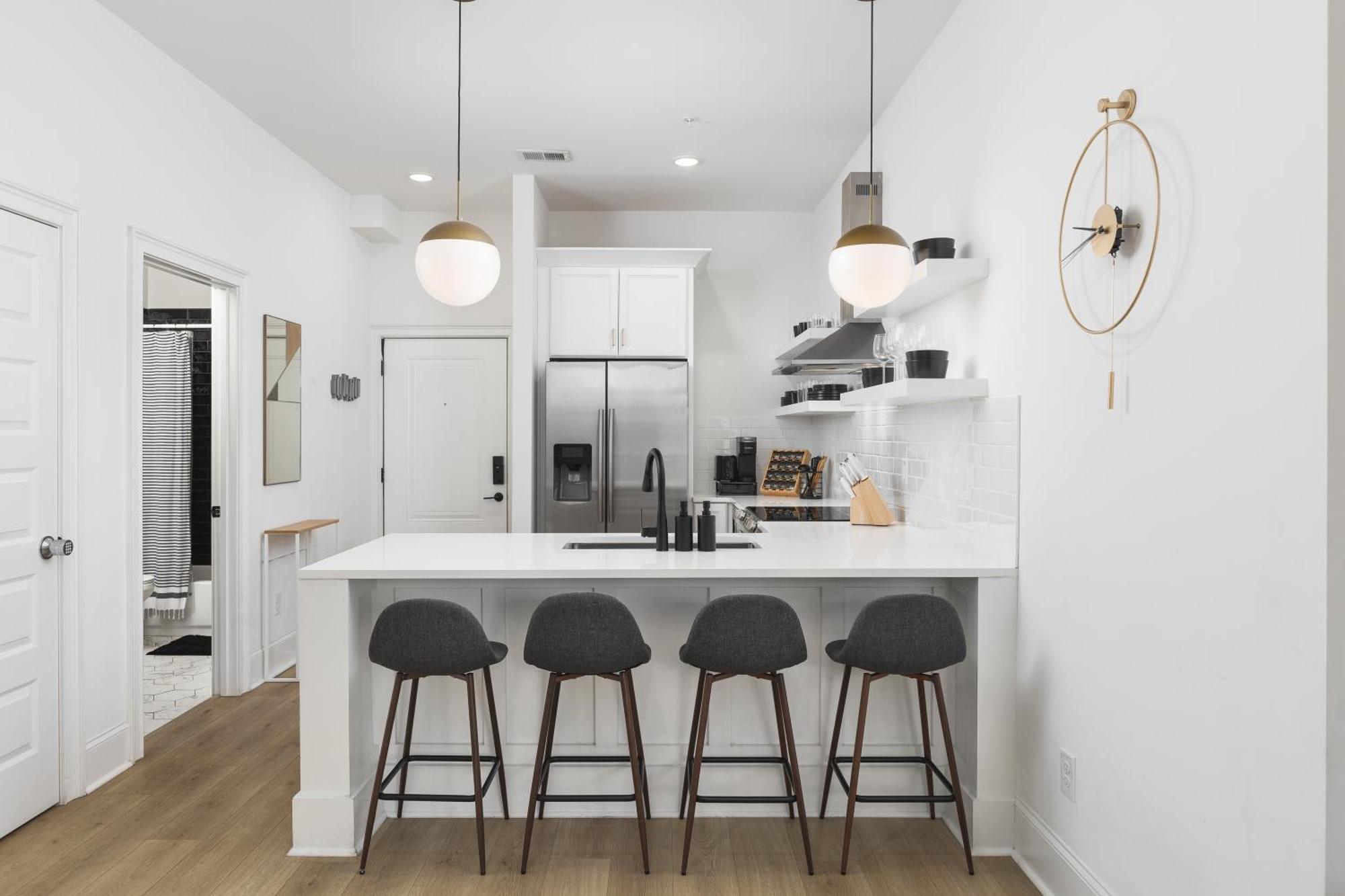 Luxury 2 Bedroom Walk To Coffee And Restaurants *