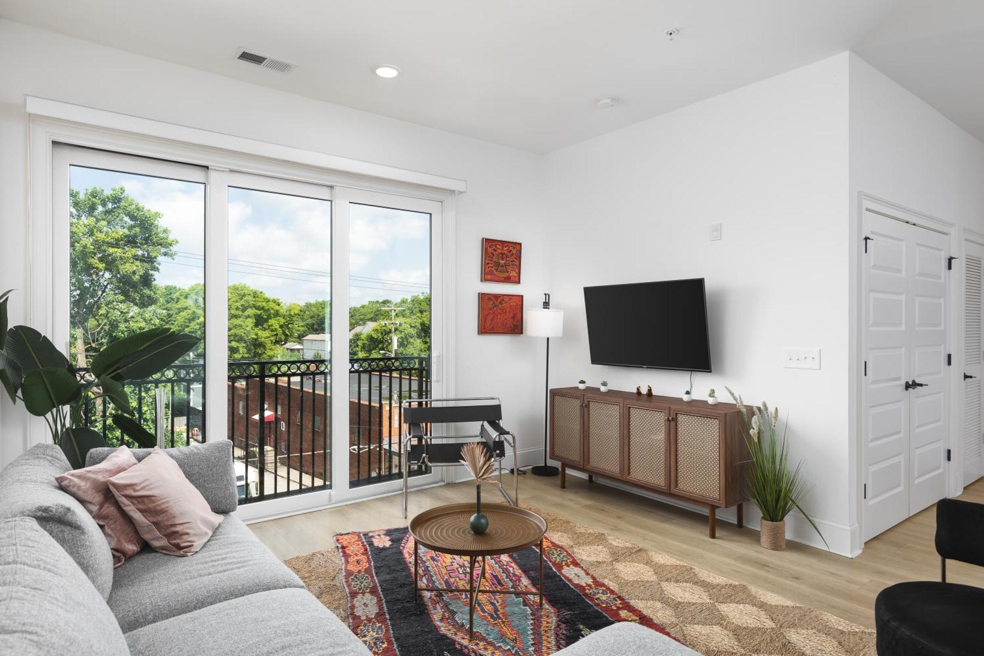 Luxury 2 Bedroom Walk To Coffee And Restaurants Apartment