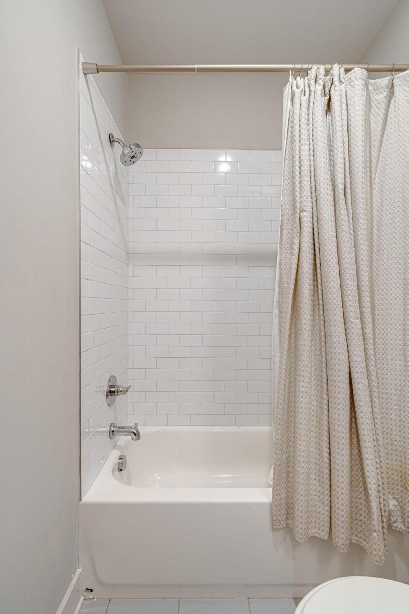 Mesmerize Melrose - 5 Mins To Broadway - Rooftop Deck Holiday home