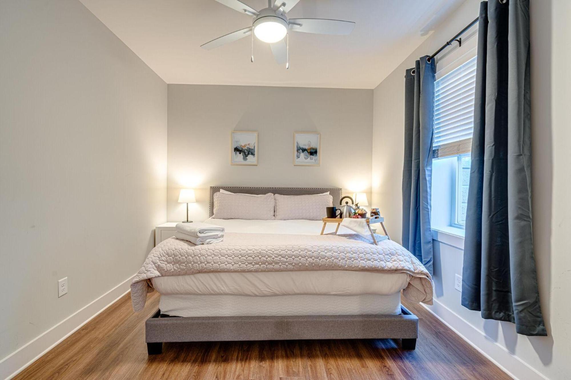 Mesmerize Melrose - 5 Mins To Broadway - Rooftop Deck Holiday home *