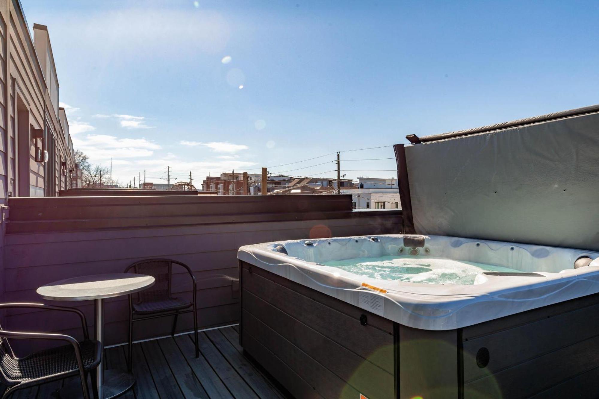 Luxe-cowboy Country-patio Hot Tub-downtown Living Holiday home