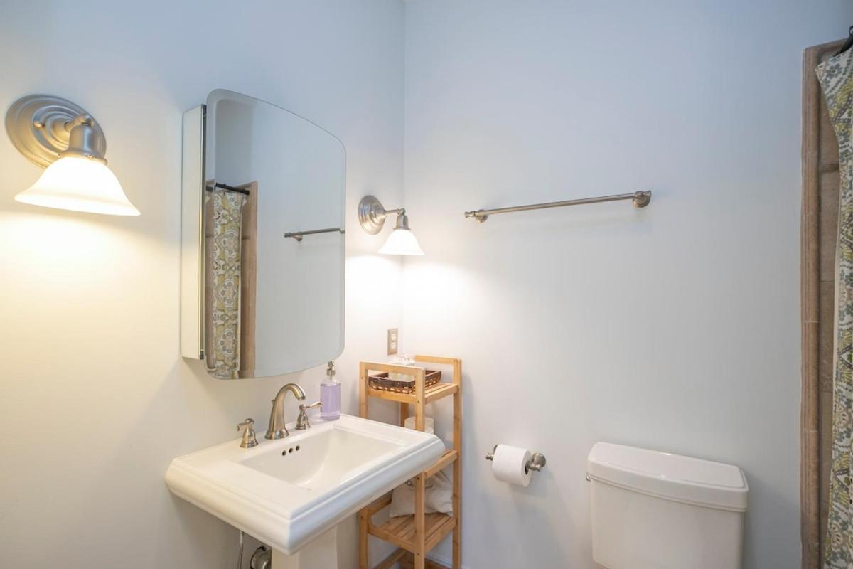 2 Chic Lofts Right On Broadway Strip Sleeps 10 Holiday home *