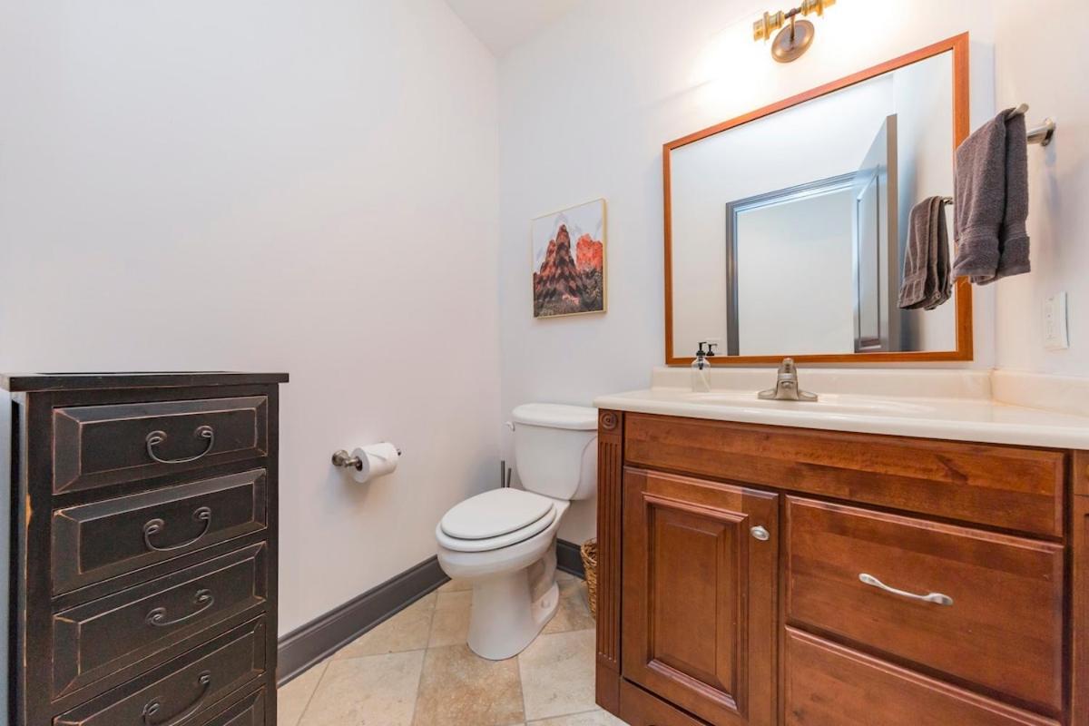 Holiday home 2 Chic Lofts Right On Broadway Strip Sleeps 10 *