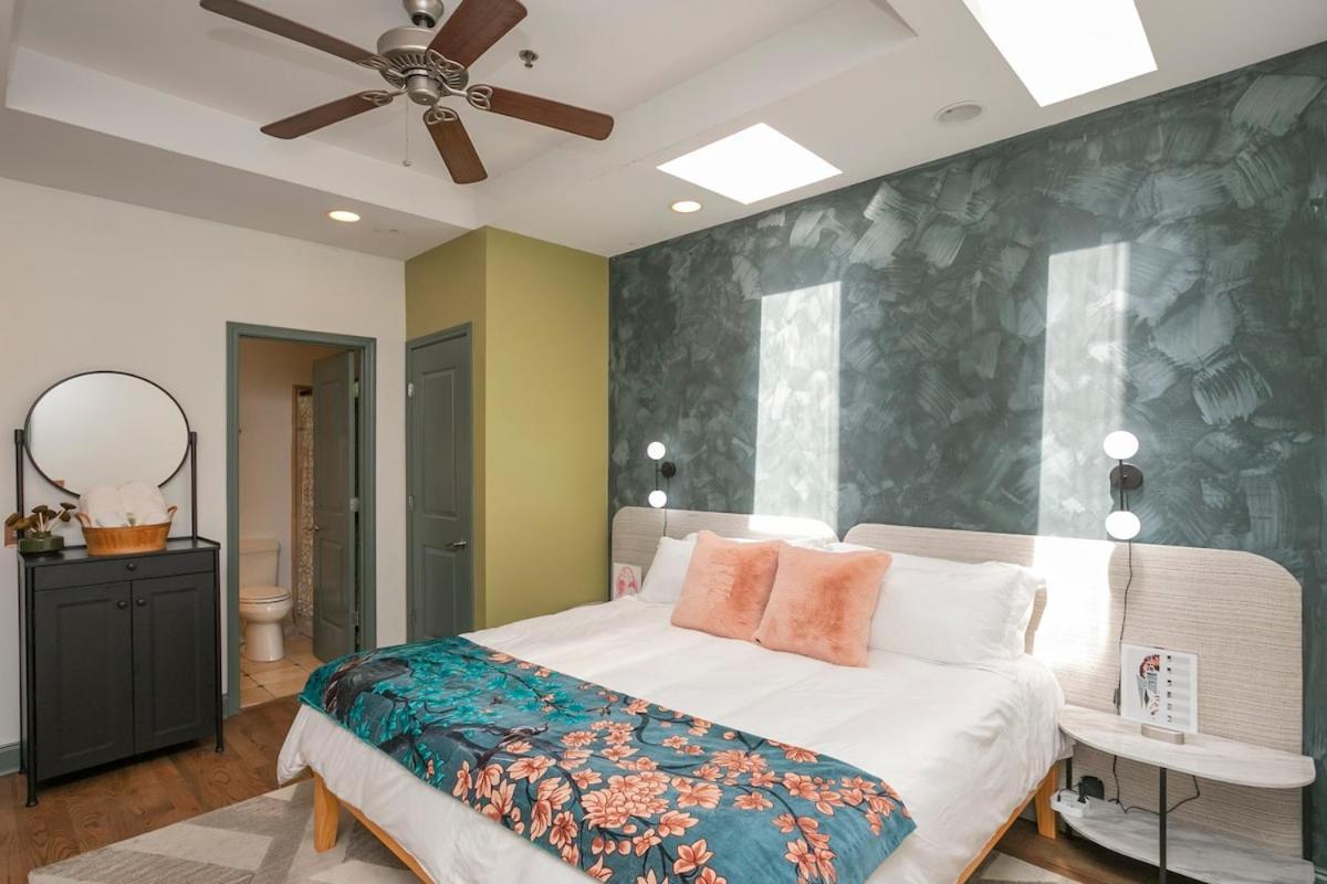 2 Chic Lofts Right On Broadway Strip Sleeps 10 *