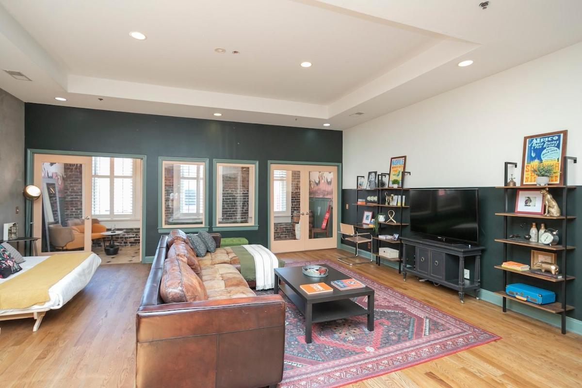 2 Chic Lofts Right On Broadway Strip Sleeps 10 * Nashville