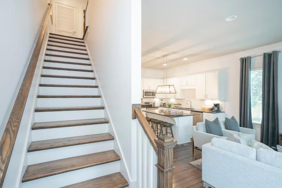 Spacious W Bar & Pool Table & Garage Near Belmont *